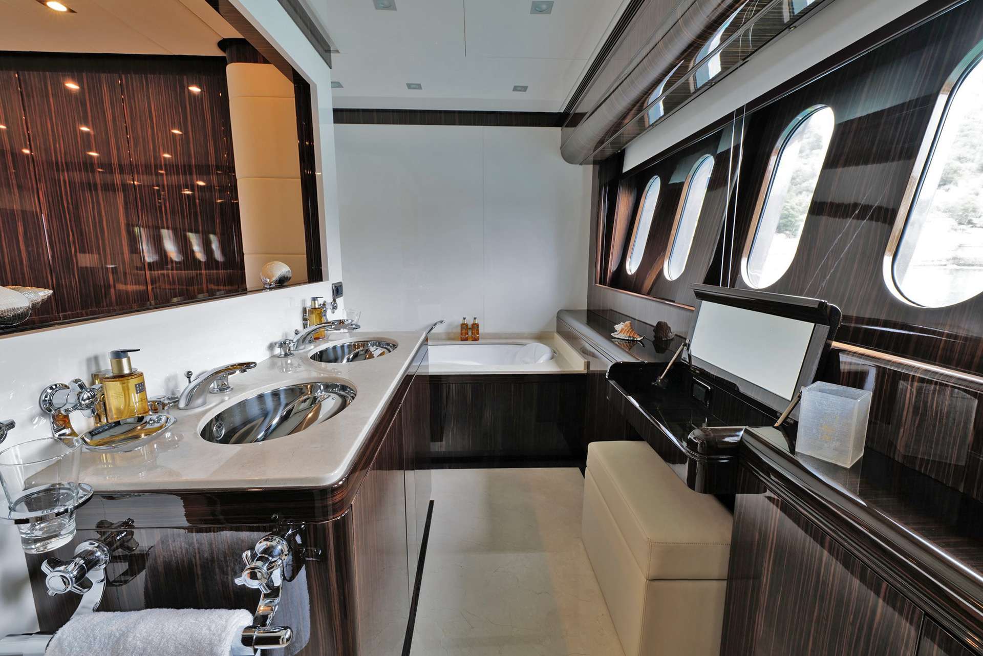ATHOS Yacht Charter - Master cabin ensuite