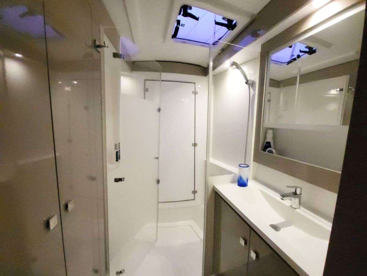 VIVE L'AMOUR Yacht Charter - Spacious Bathroom