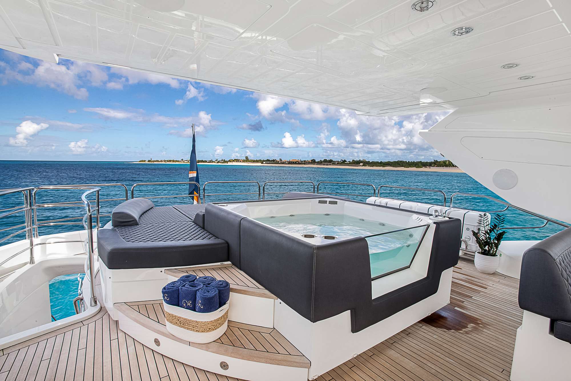 EVEREAST Yacht Charter - Jacuzzi