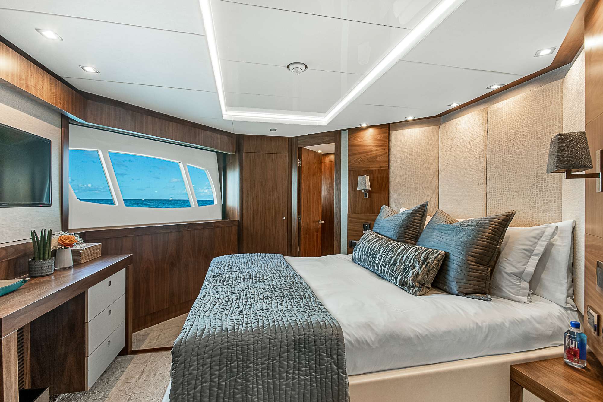 EVEREAST Yacht Charter - Double cabin
