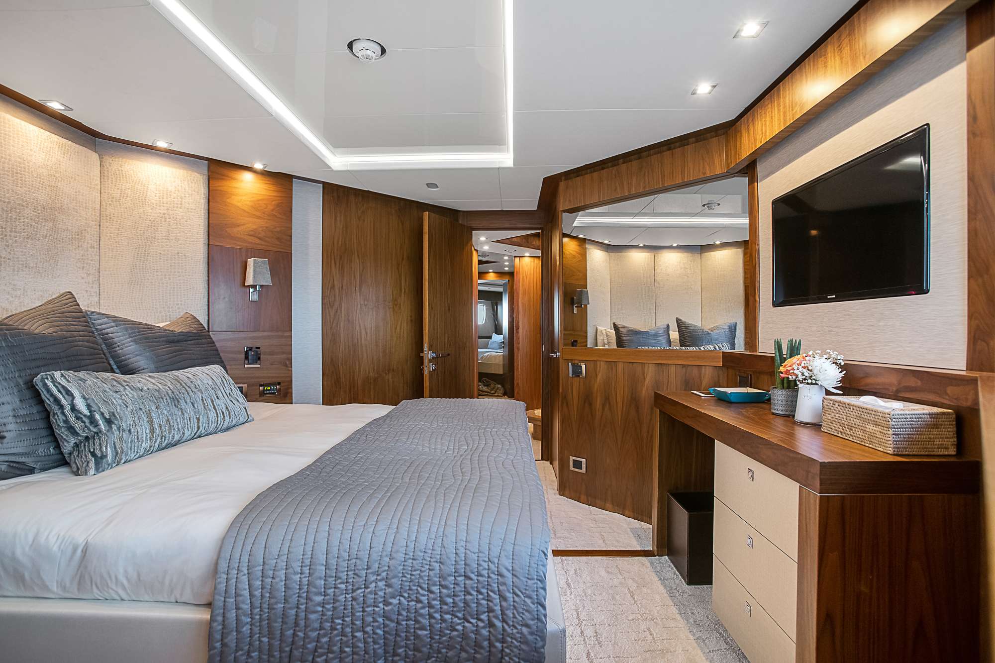 EVEREAST Yacht Charter - Port VIP cabin