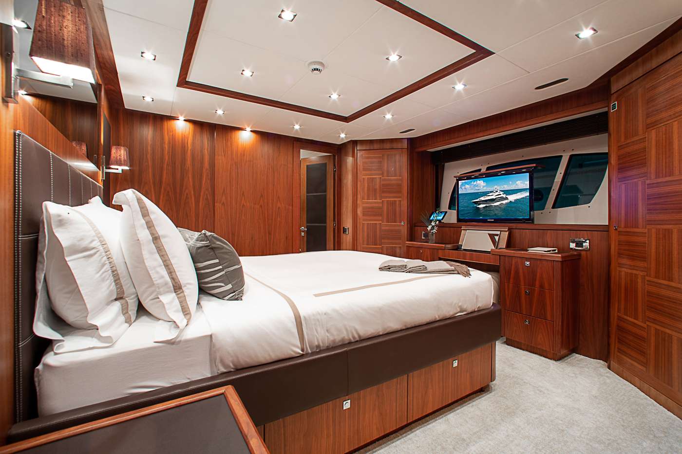 ACACIA Yacht Charter - Queen stateroom