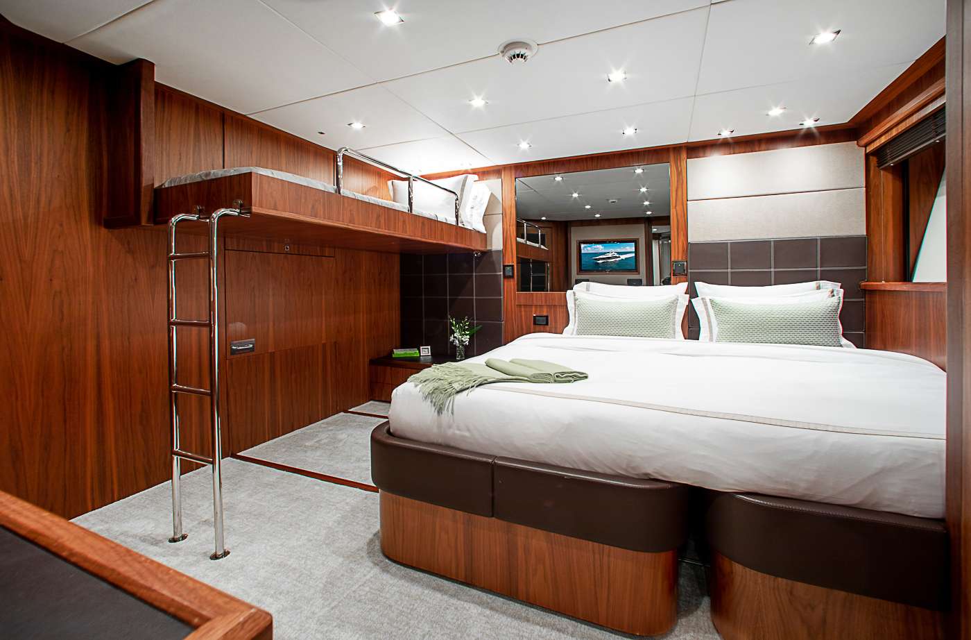 ACACIA Yacht Charter - Twin/convertible with a Pullman