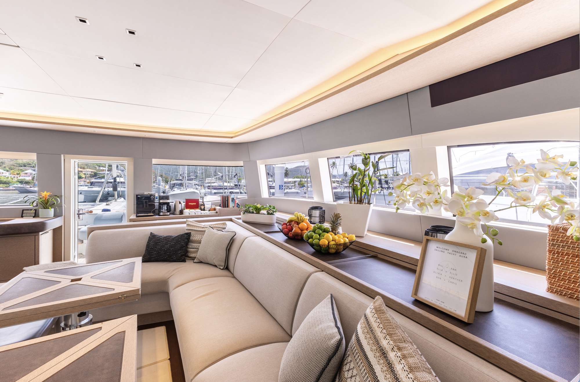 AURA Yacht Charter - Salon