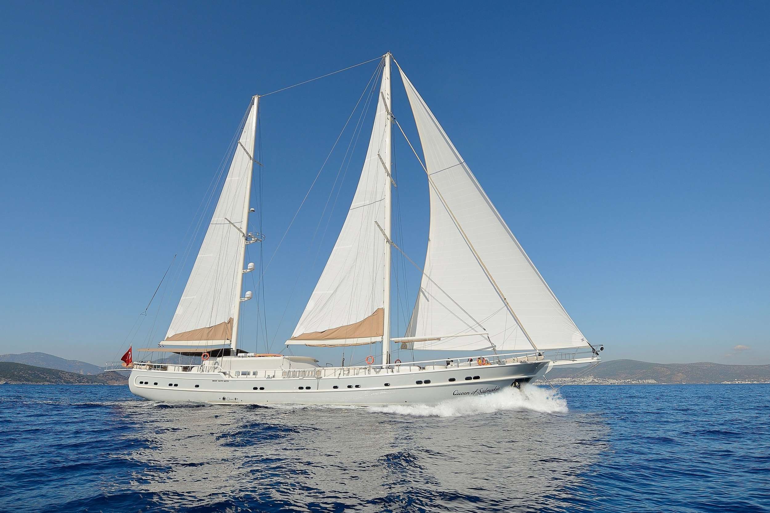 Yacht Charter QUEEN OF SALMAKIS | Ritzy Charters