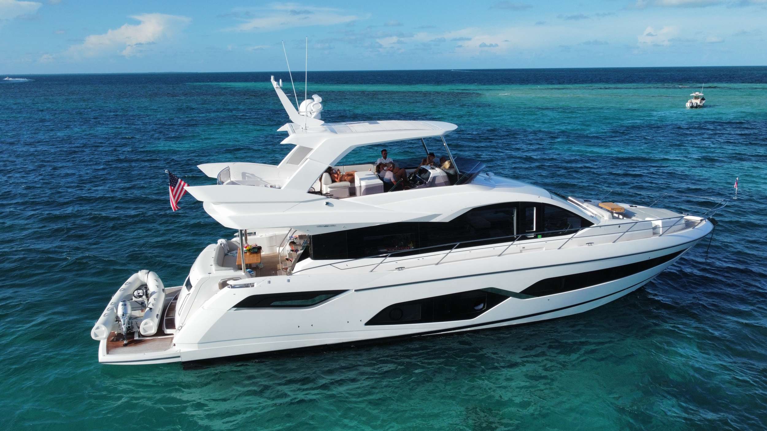 Lago Paradise Yacht Charter - Ritzy Charters