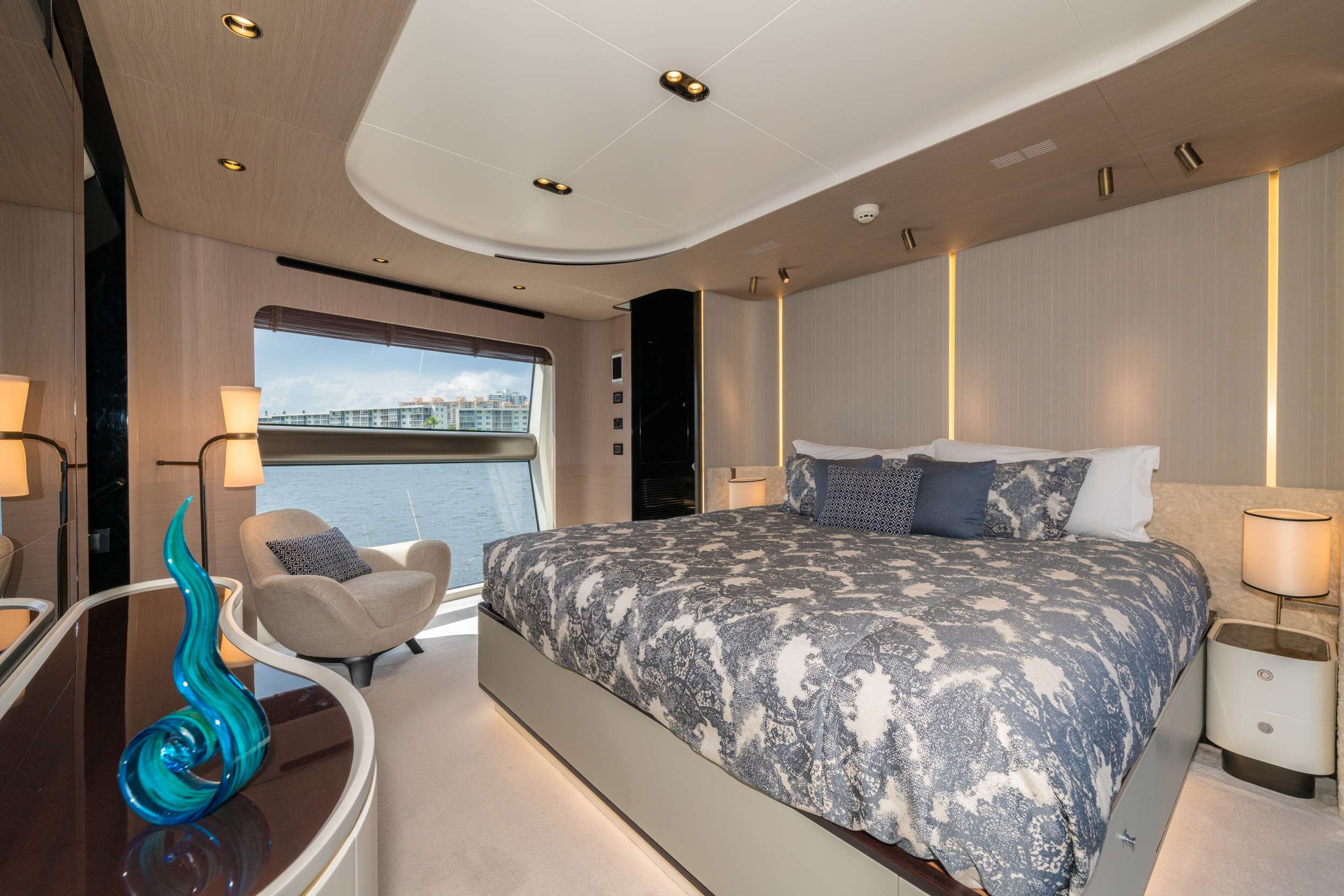 MAJESTIC MOMENTS Yacht Charter - Master stateroom