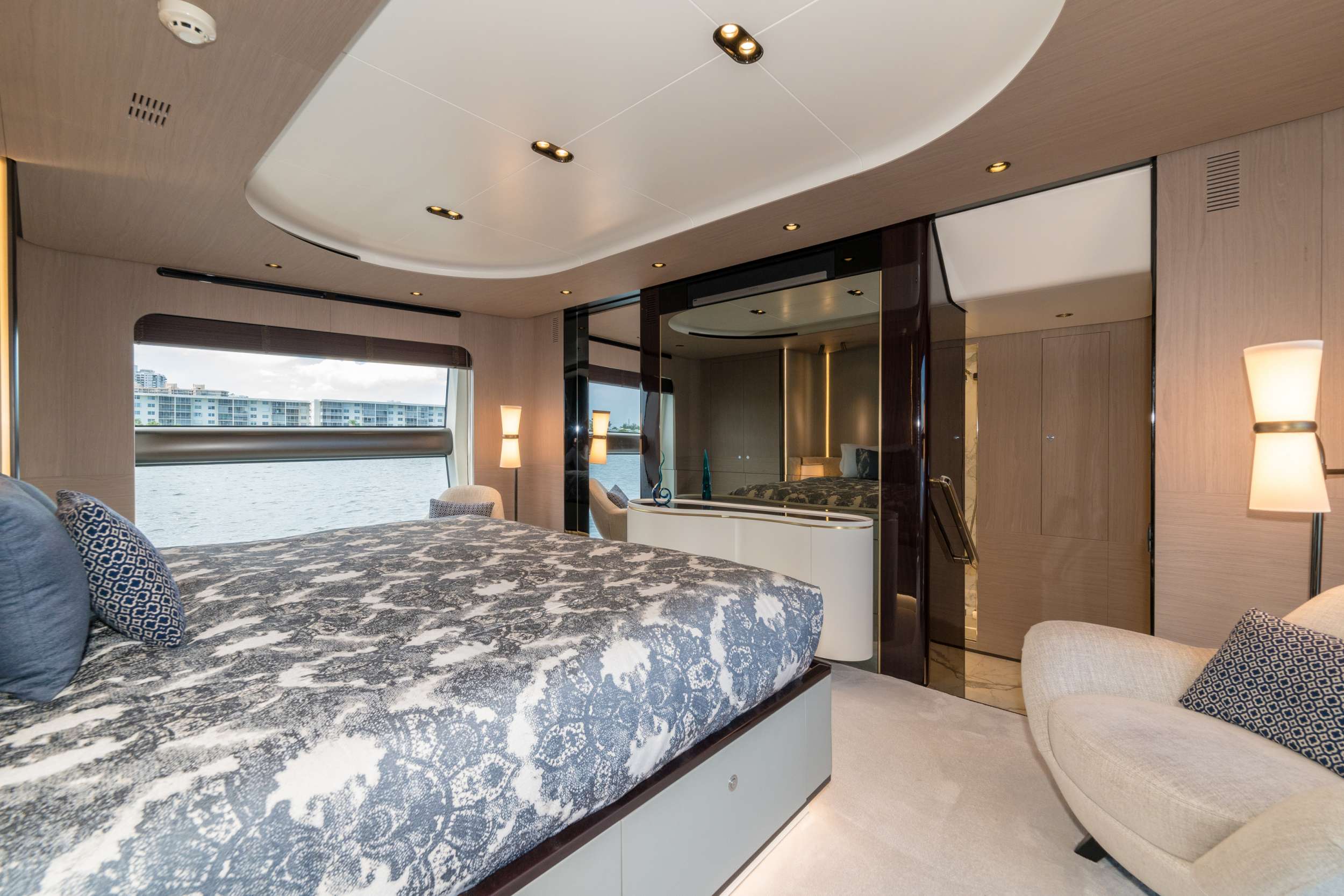 MAJESTIC MOMENTS Yacht Charter - Master stateroom