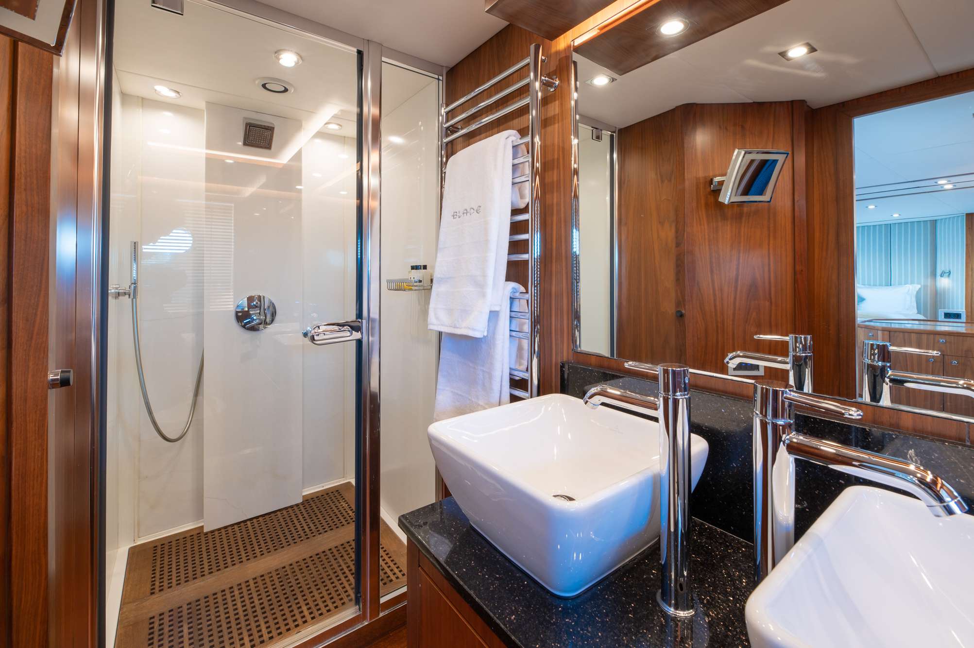 BLADE 6 Yacht Charter - Master Suite Bath