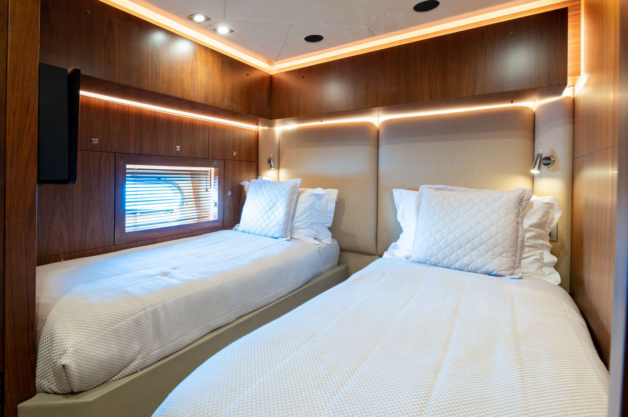 BLADE 6 Yacht Charter - Twin Stateroom I