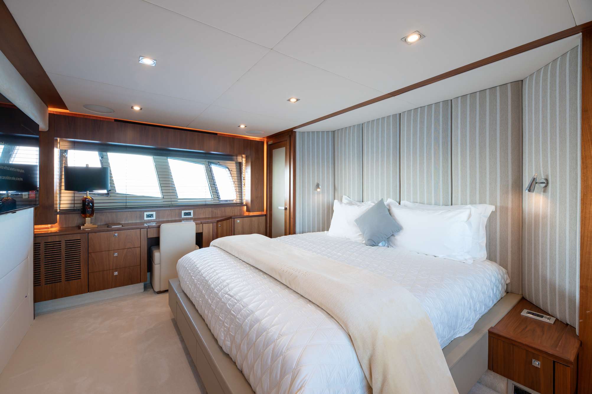 BLADE 6 Yacht Charter - Master Suite