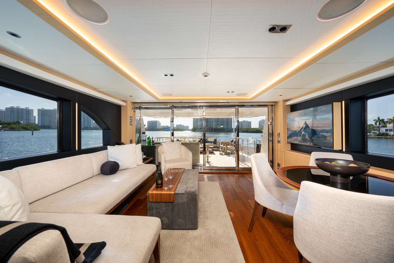 SANTOSH Yacht Charter - Sky Lounge