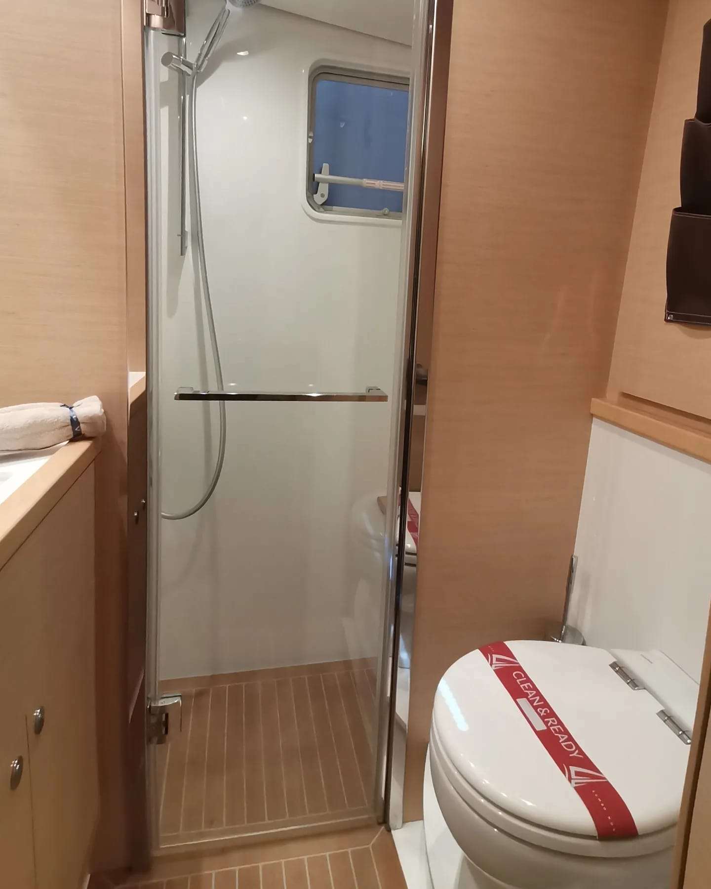 ISLAS CHAFARINAS Yacht Charter - Bathroom and shower area