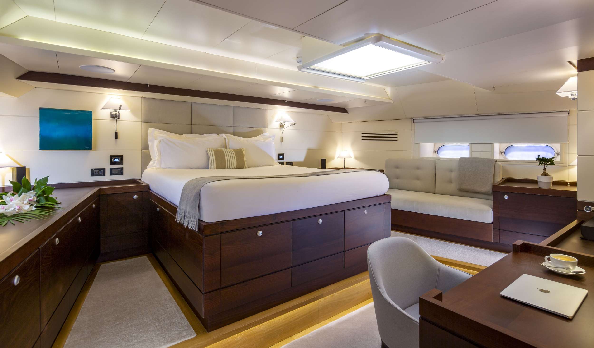 RADIANCE Yacht Charter - Aft master cabin with centerline bed