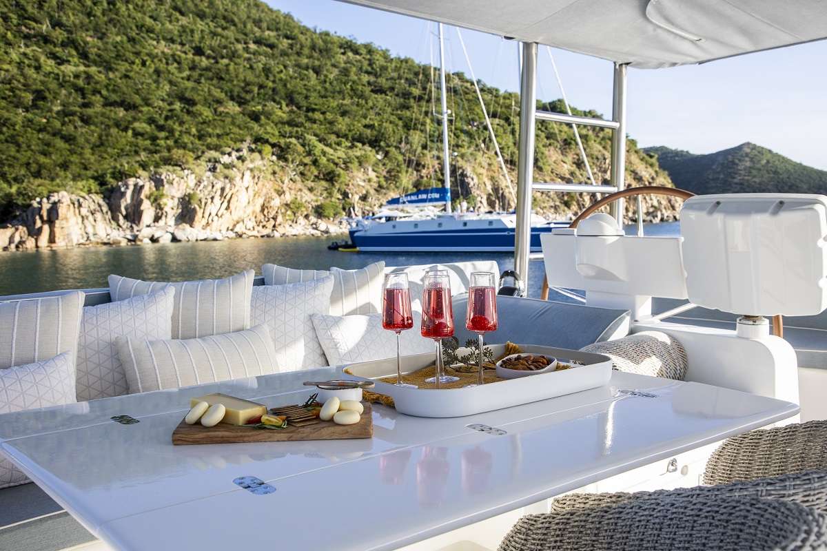 NOMADA Yacht Charter - Wine and dine with a view on the stylish flydeck