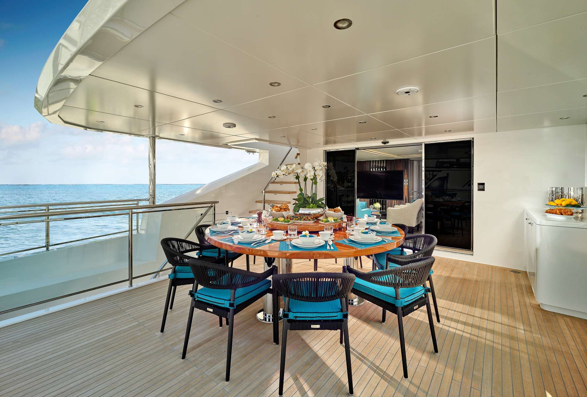 Mid deck