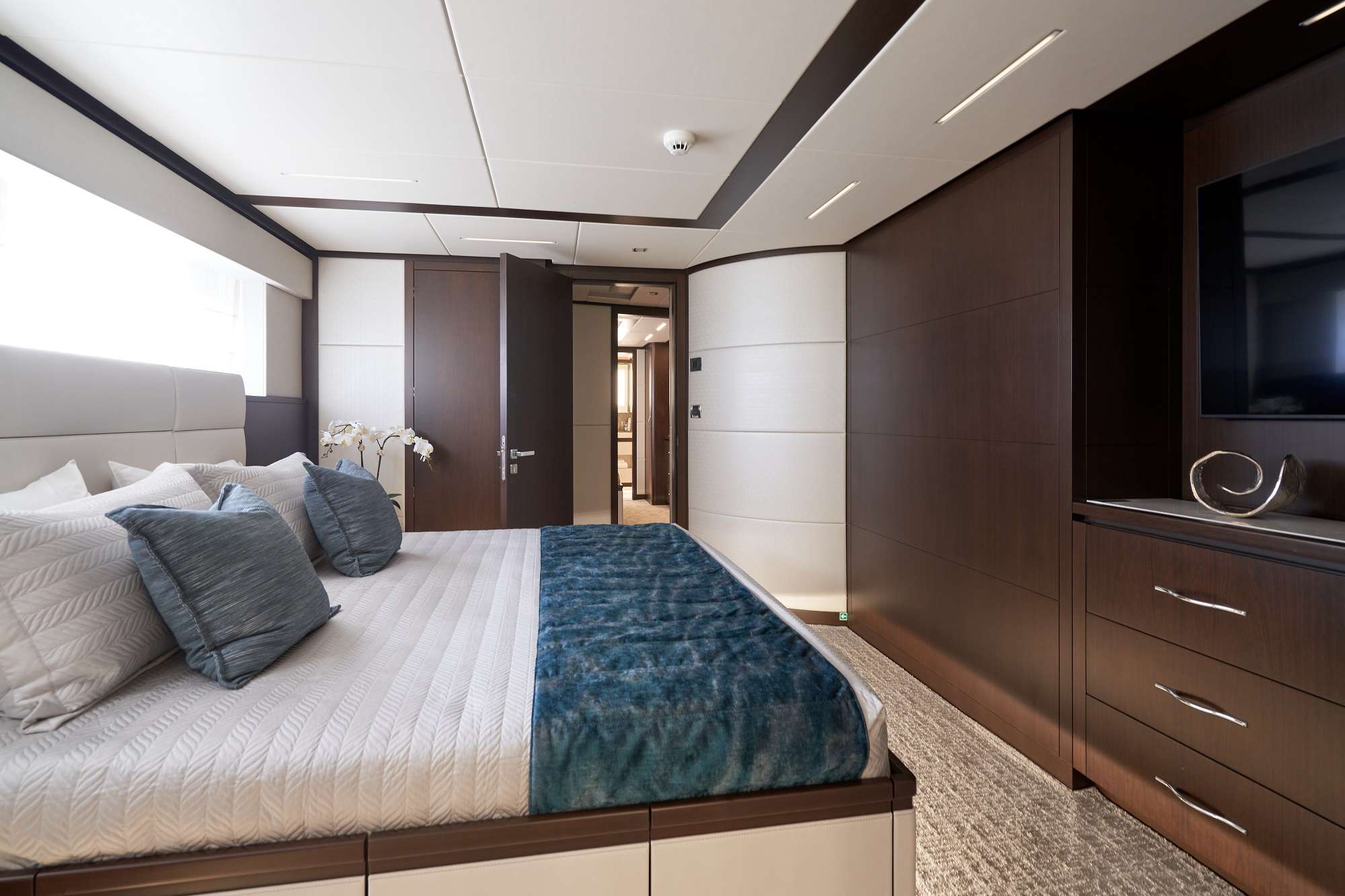 ROMEO FOXTROT Yacht Charter - Guest stateroom