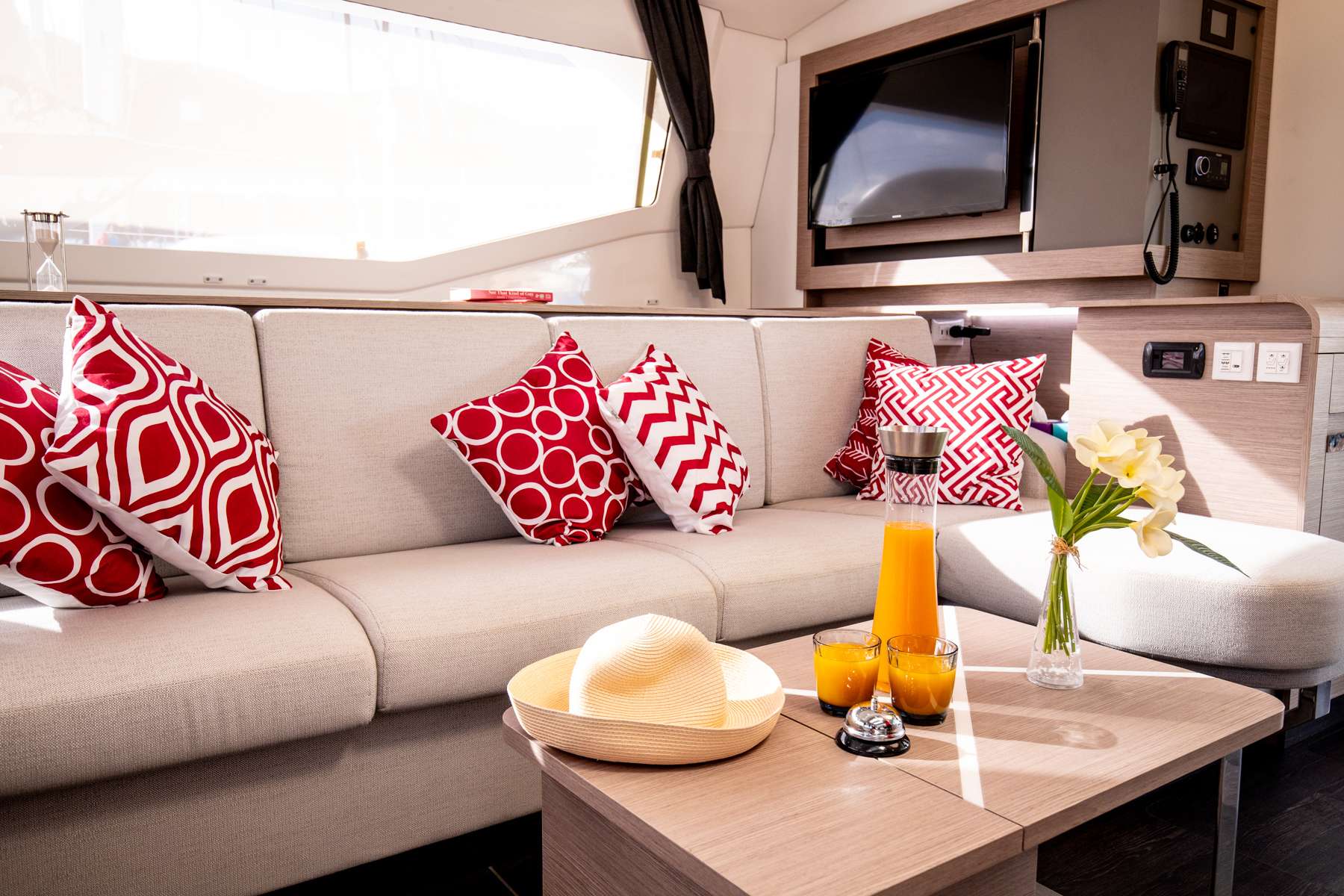 VIENNA Yacht Charter - Cozy seating area