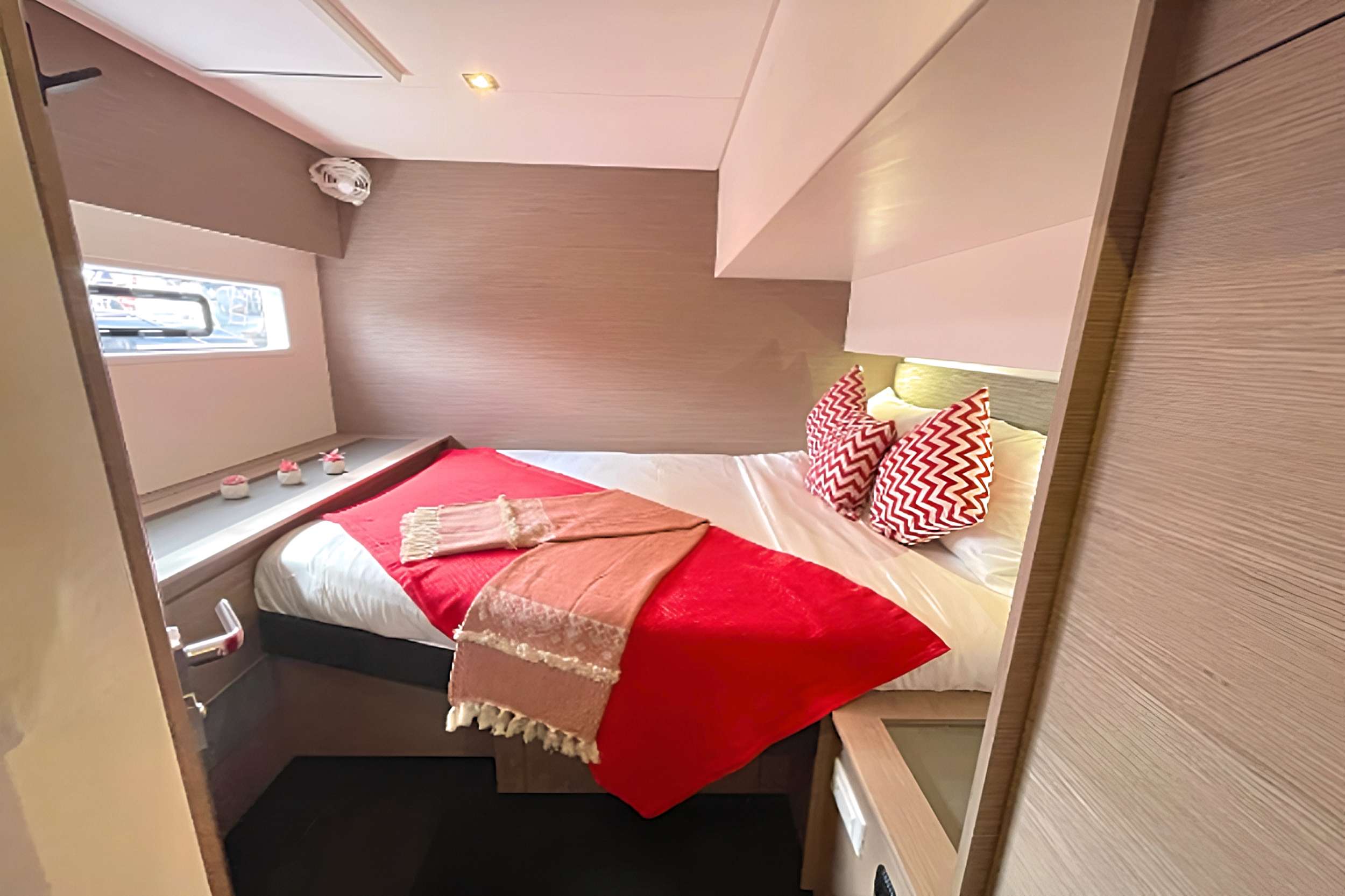 VIENNA Yacht Charter - Guest Cabin, with double bed