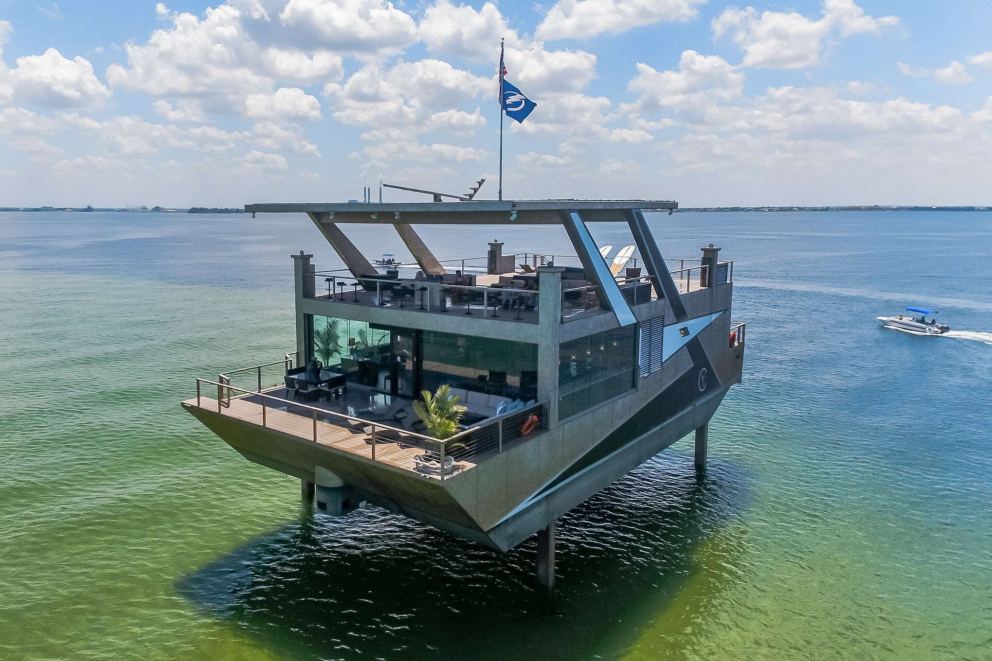 Mansion Yacht Image 1/9
