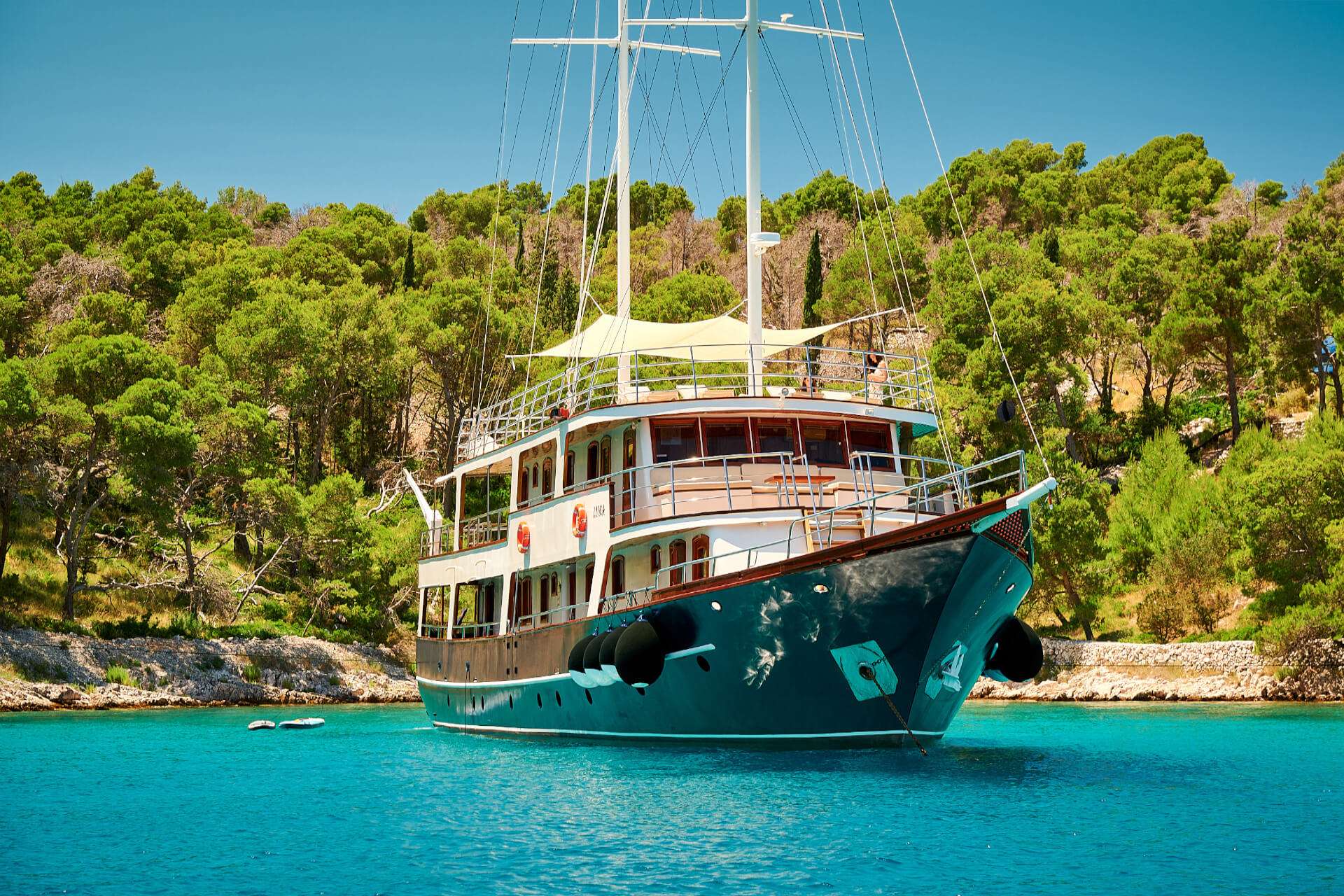 Yacht Charter LUNA | Ritzy Charters