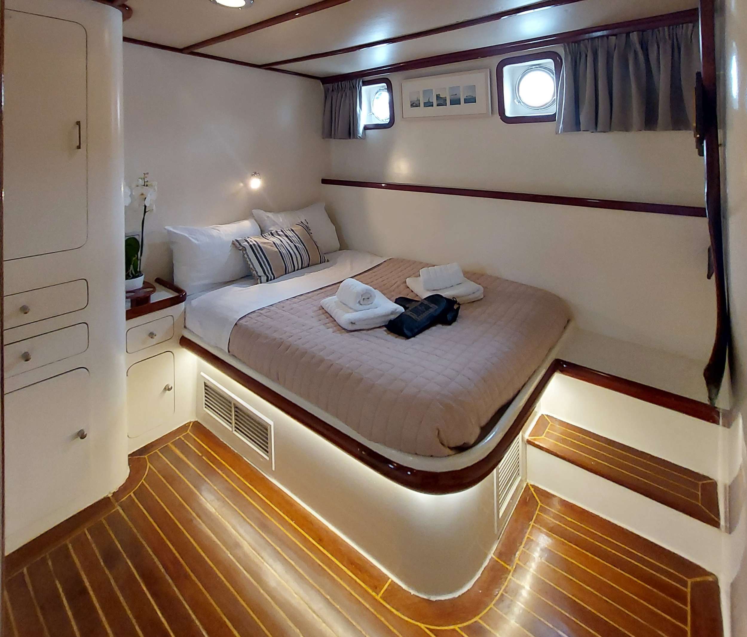 ANEMOS Yacht Charter - Double cabin