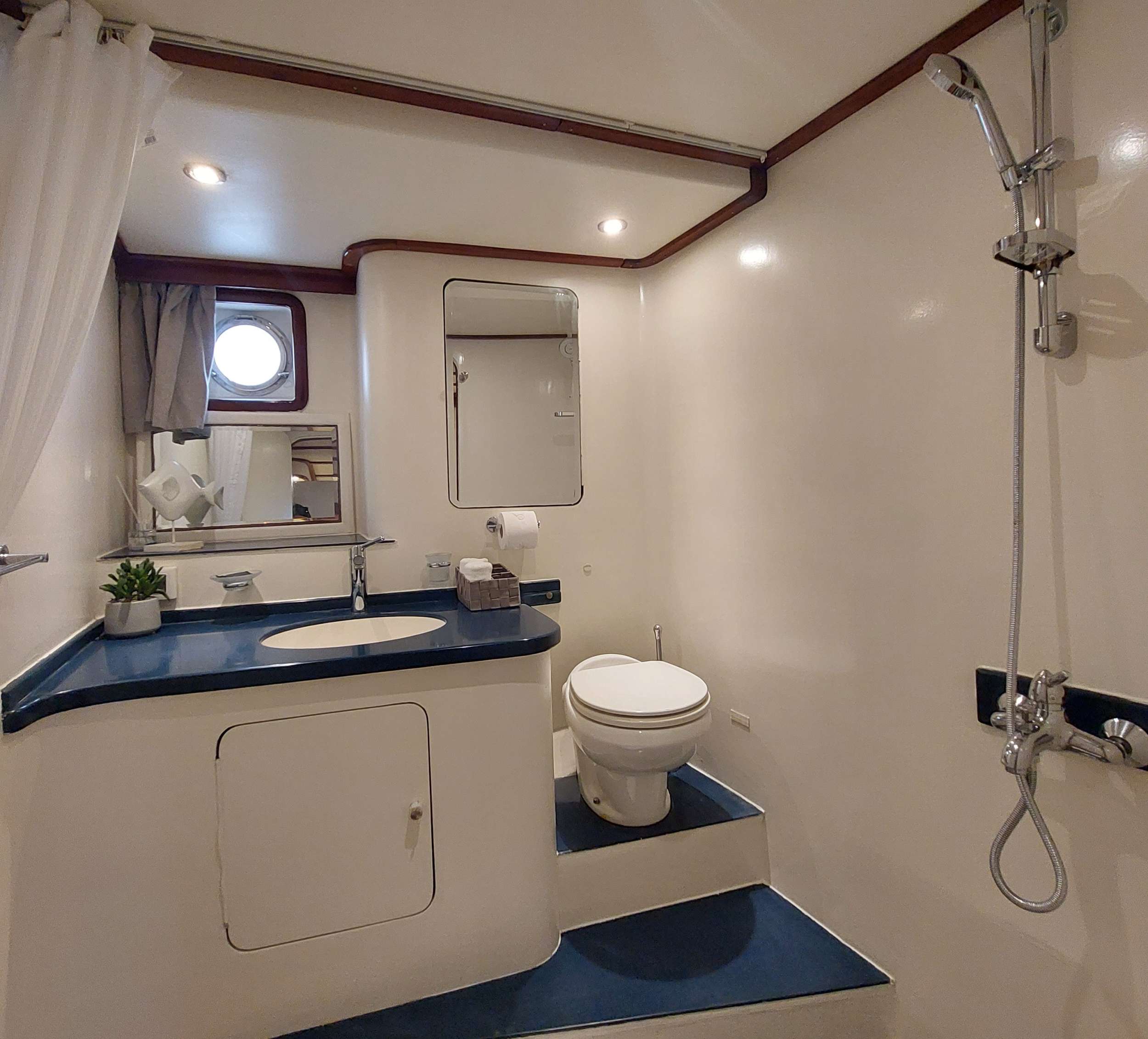 ANEMOS Yacht Charter - En-suite facilities