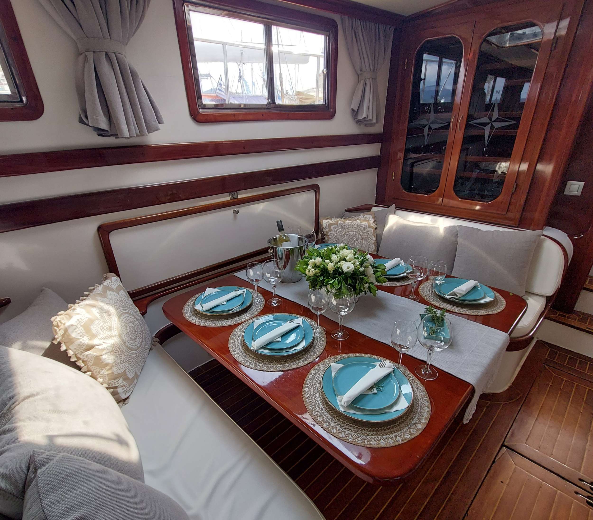 ANEMOS Yacht Charter - Dinning area
