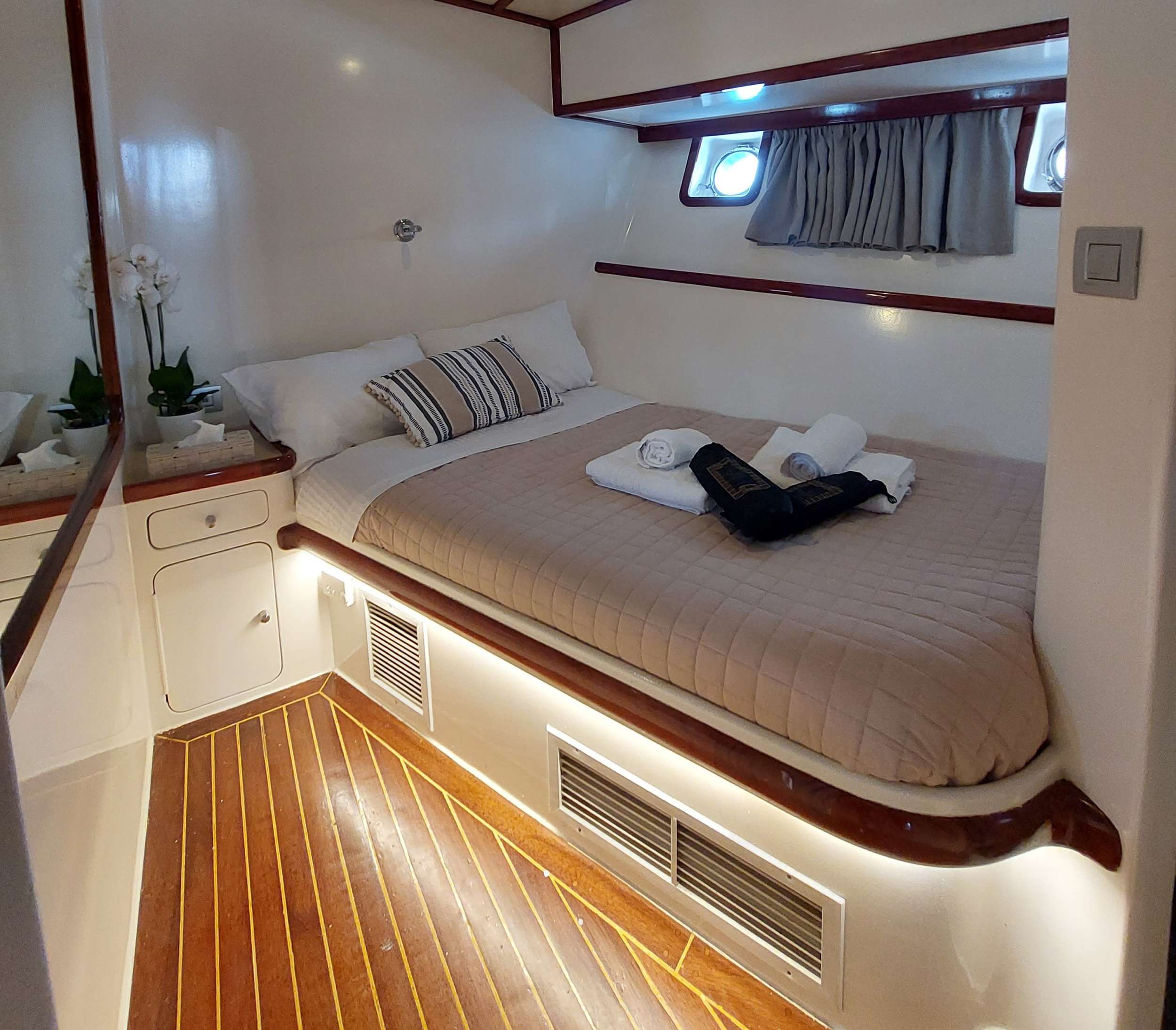 ANEMOS Yacht Charter - Double Cabin