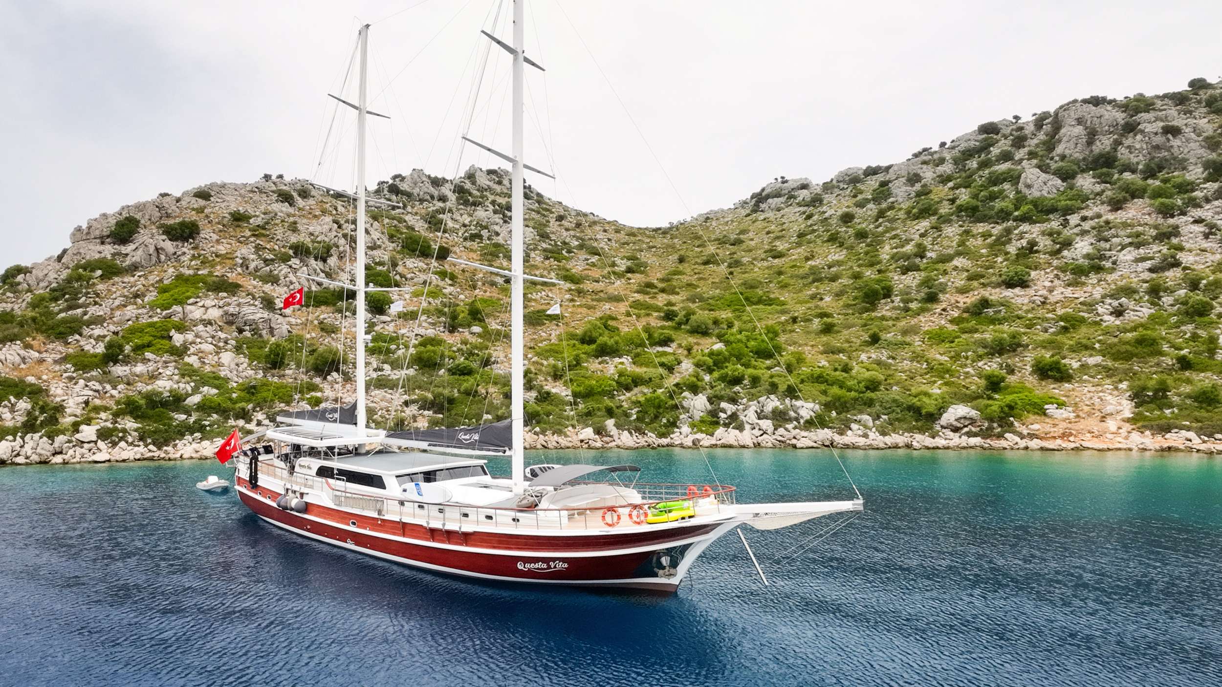 Yacht Charter QUESTA VITA | Ritzy Charters