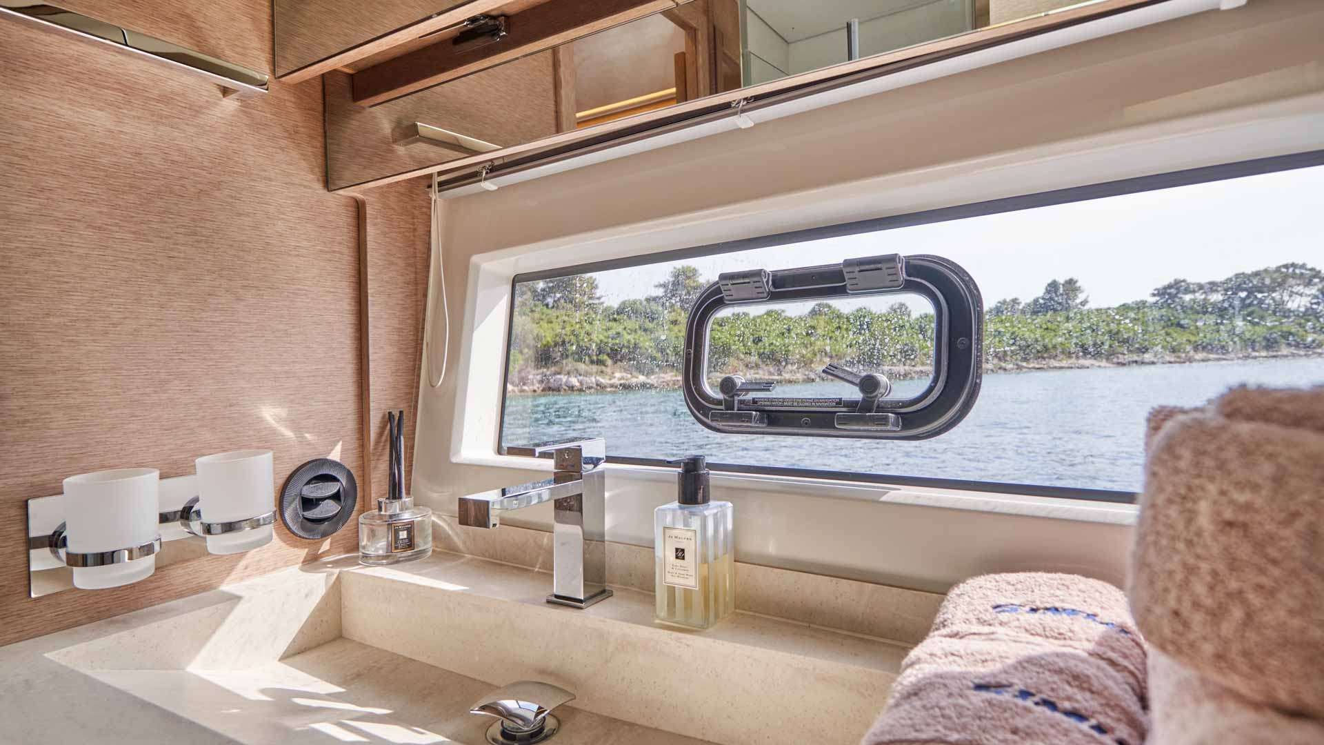 Simull Yacht Charter - Toilette view