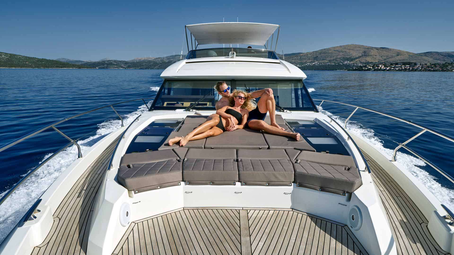 Simull Yacht Charter - Bow sunbeams