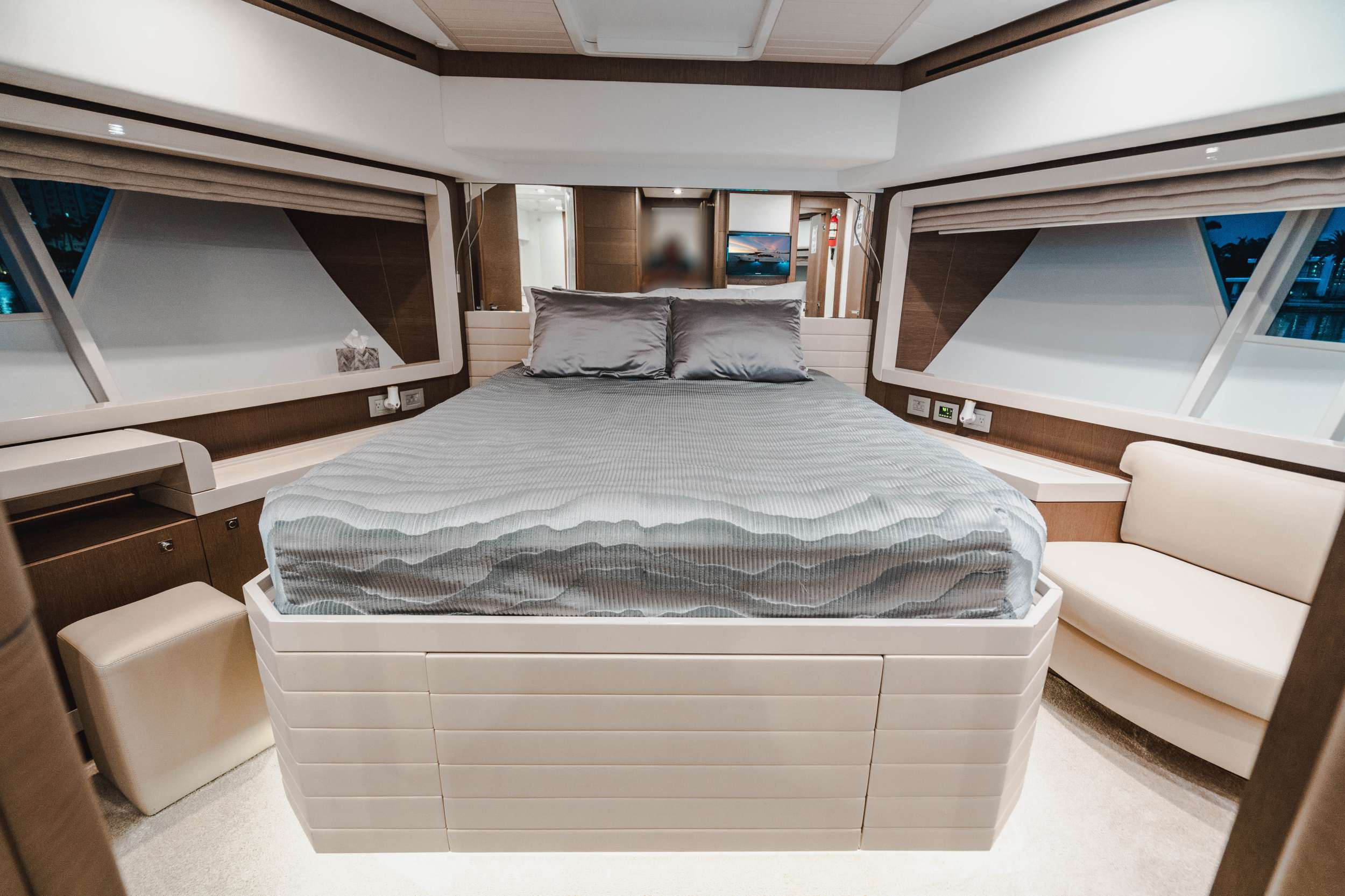 Top Shelf Yacht Charter - Guest Bedroom