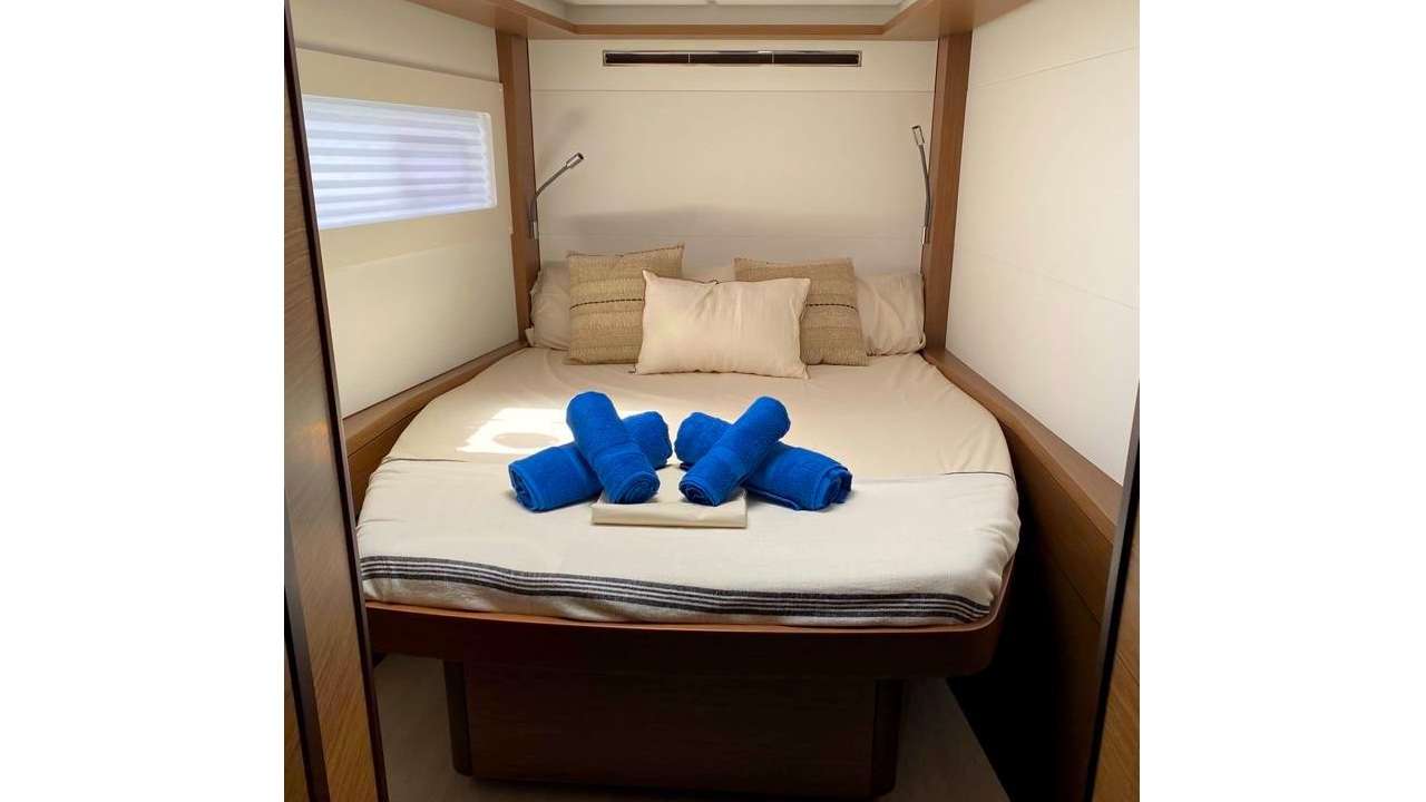 SARAMIMI (Winter) Yacht Charter - Forward guest suite