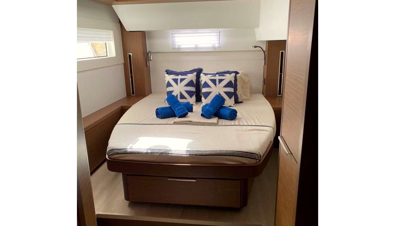 SARAMIMI (Winter) Yacht Charter - Aft guest suite