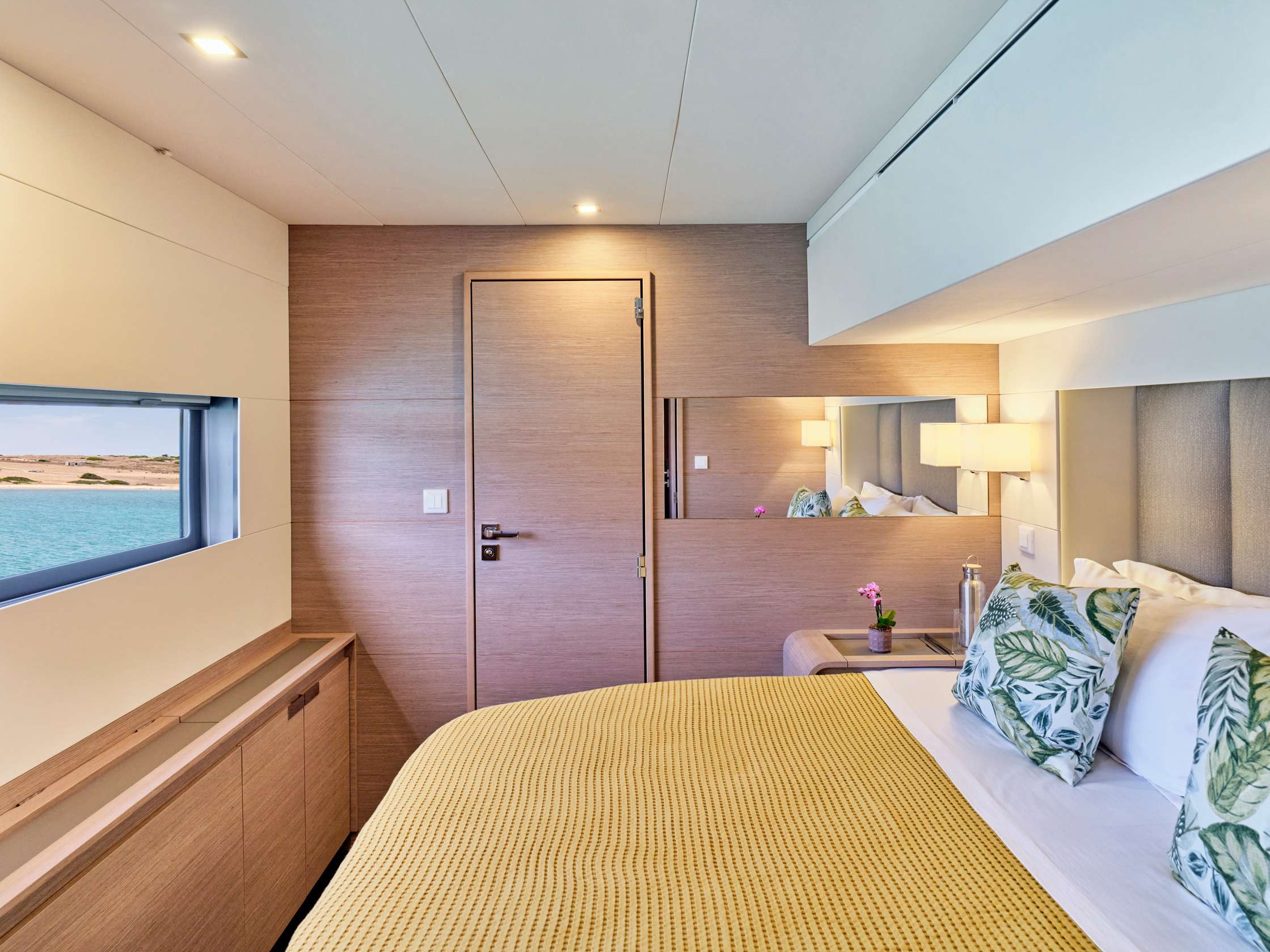 Mid ship cabin