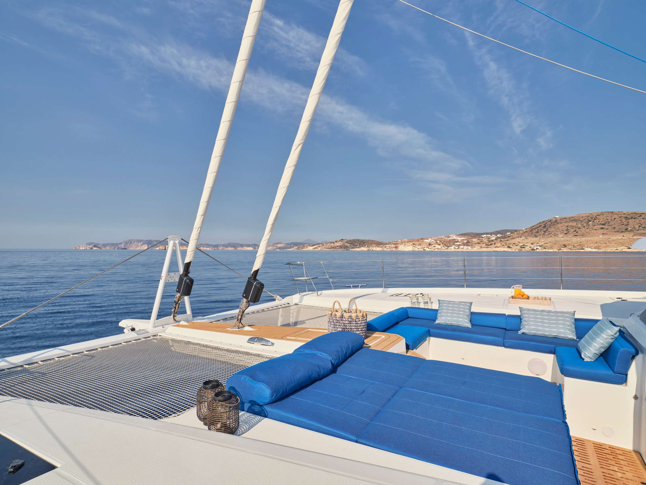 Foredeck seating area and tanning beds