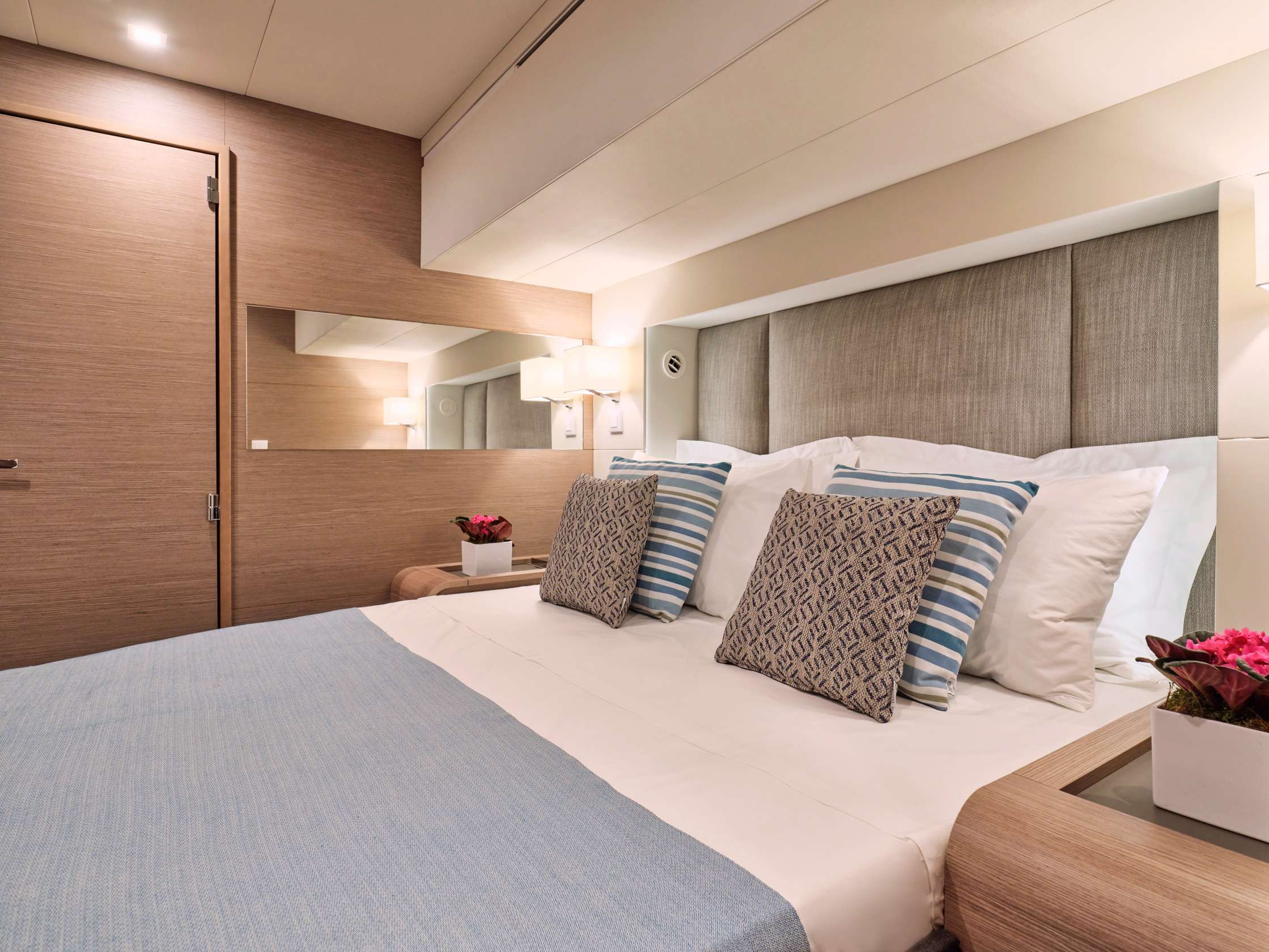 Mid ship cabin