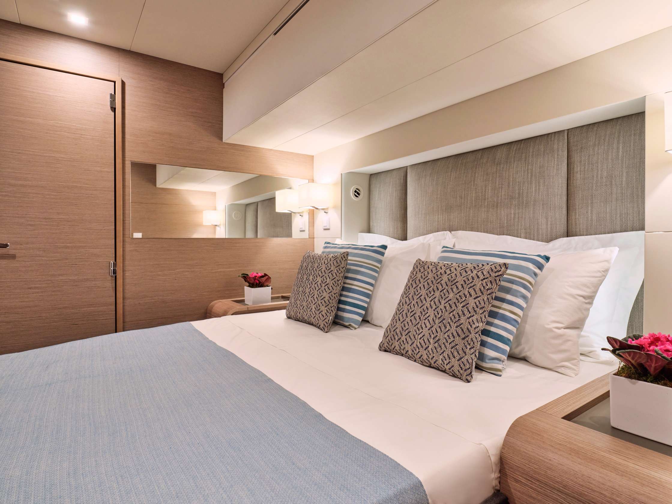 APHAEA Yacht Charter - Mid ship cabin