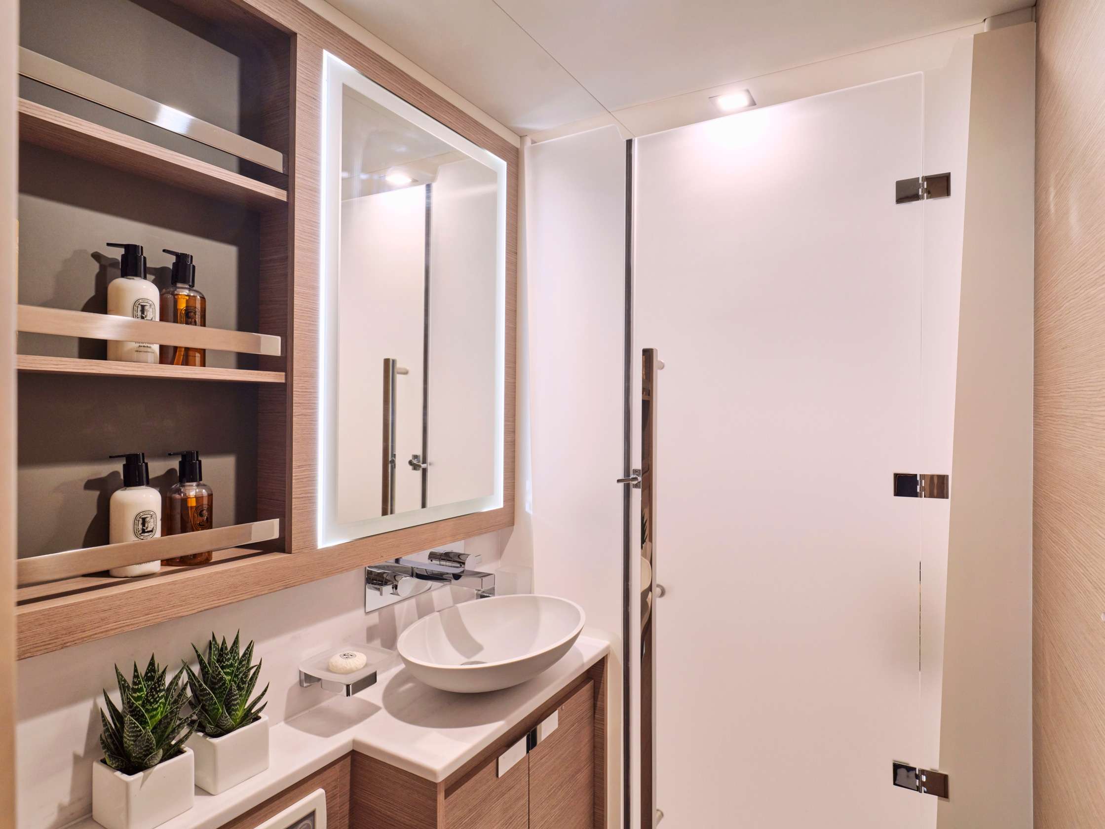 APHAEA Yacht Charter - Mid ship bathroom