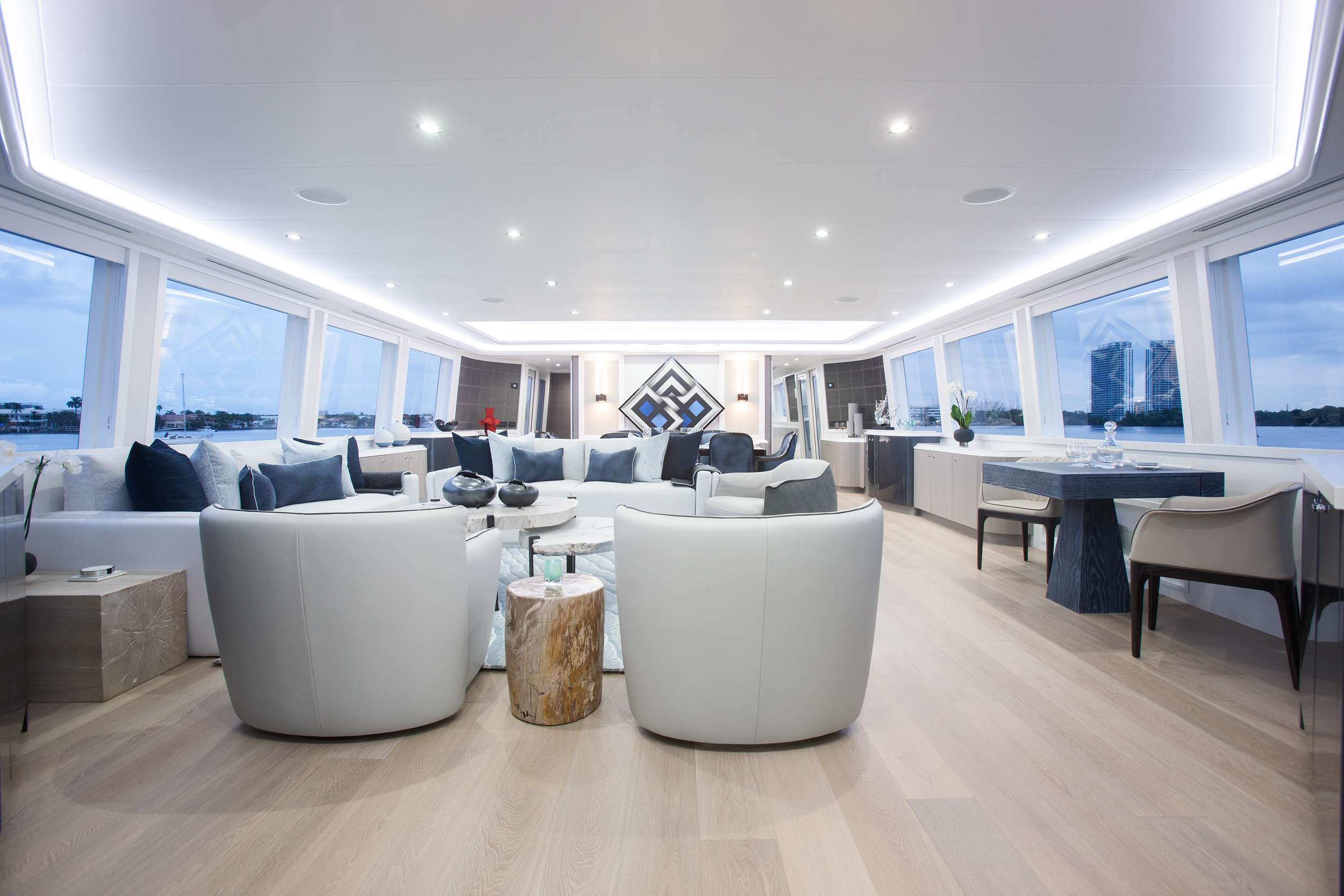 HANNAH Yacht Charter - Main Salon