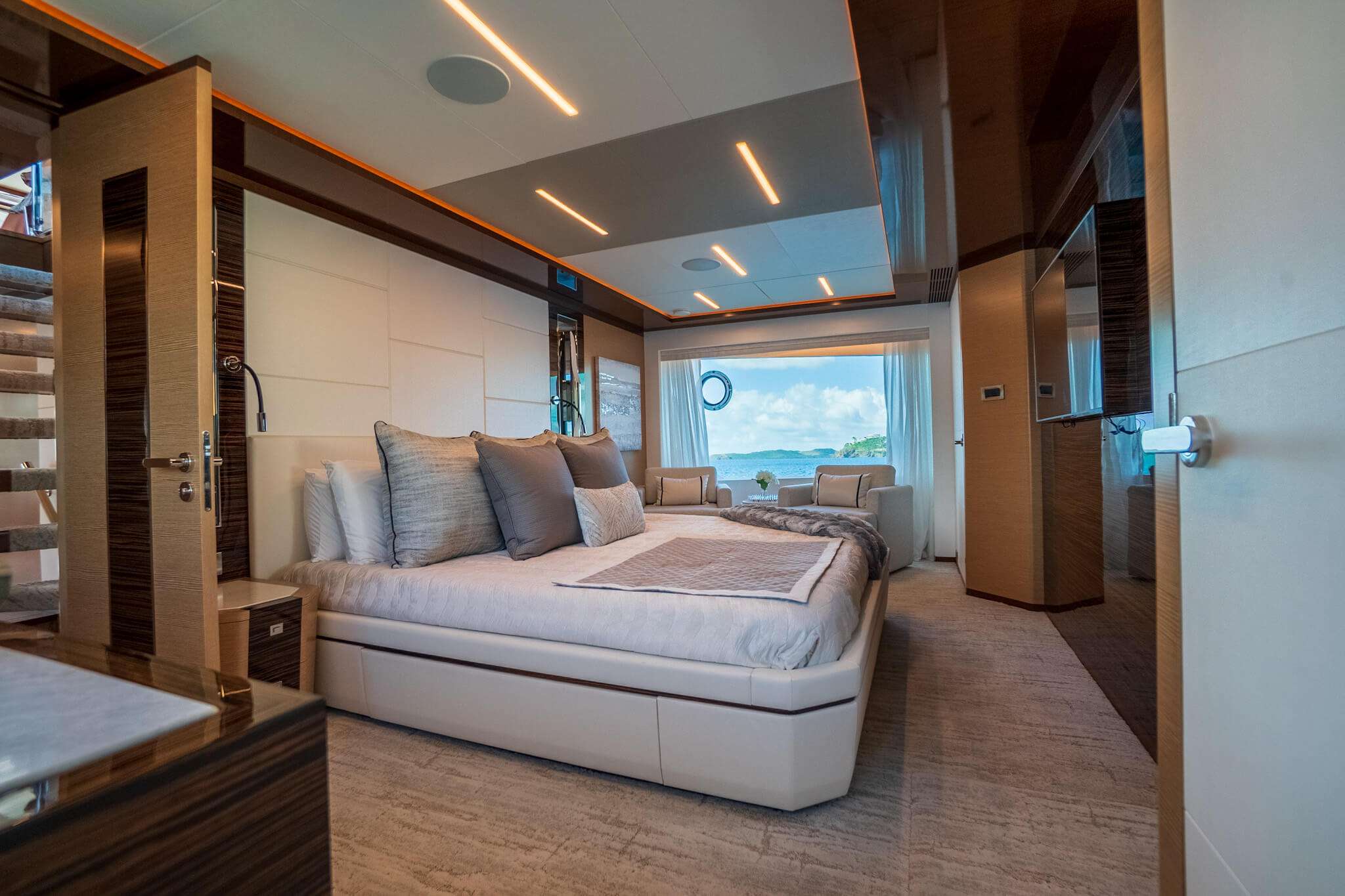 CHILLAXIN Yacht Charter - Master Stateroom