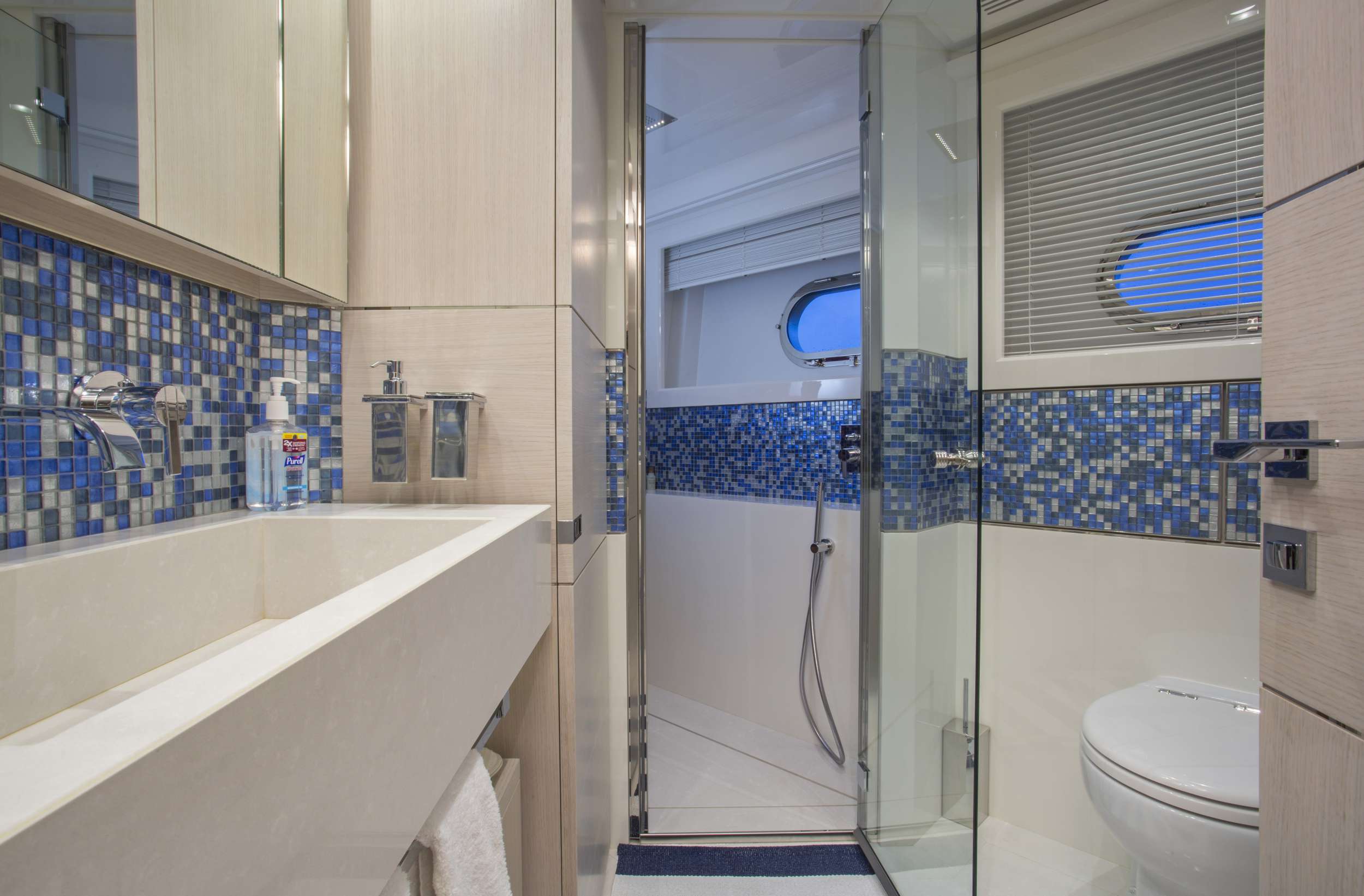 ALANDREA Yacht Charter - Twin Bathroom
