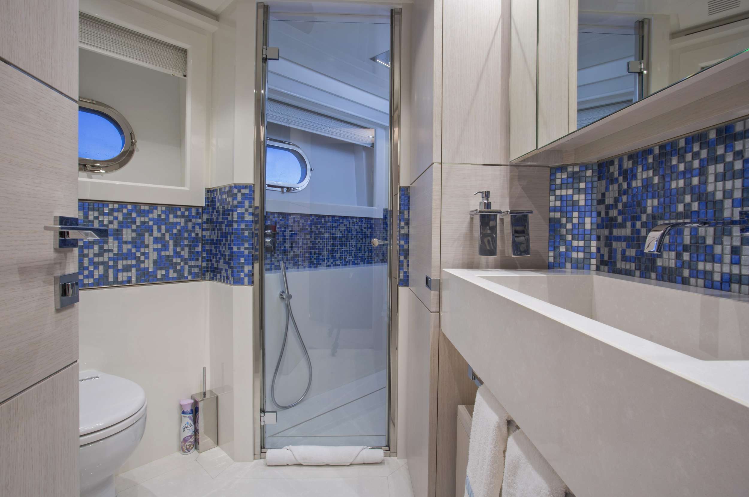ALANDREA Yacht Charter - Twin Bathroom