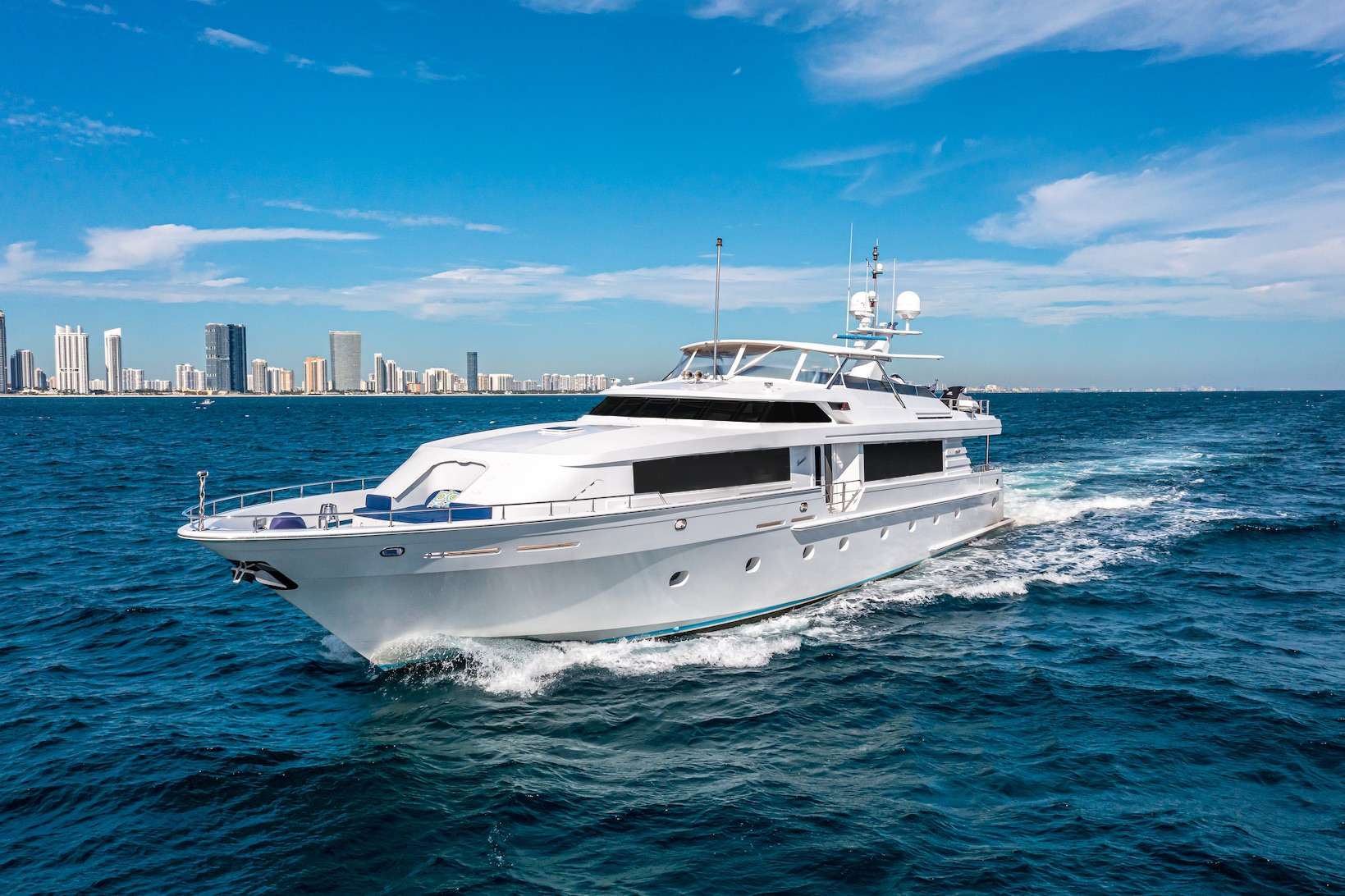 Yacht Charter XOXO (118') | Ritzy Charters