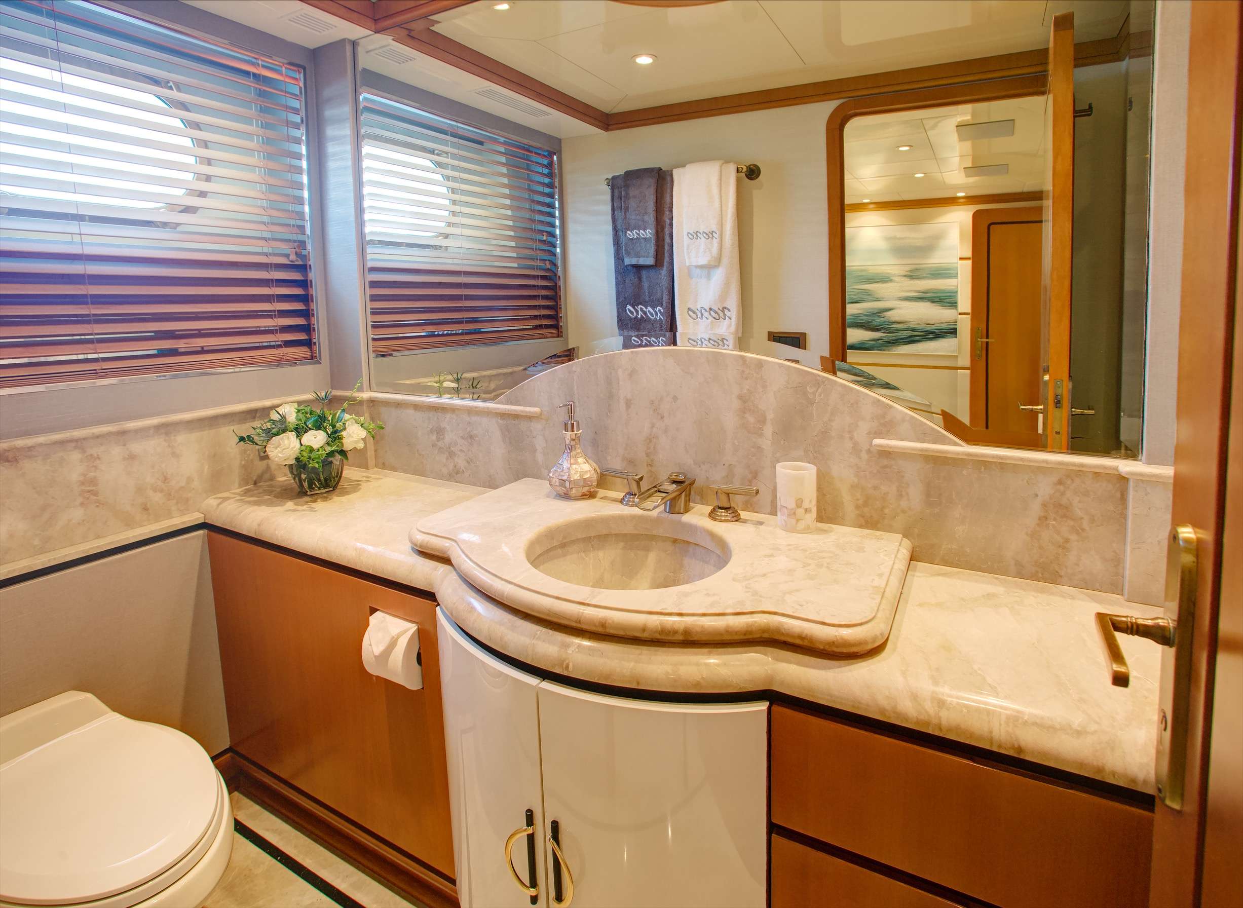 XOXO (118') Yacht Charter - Queen Guest Bathroom