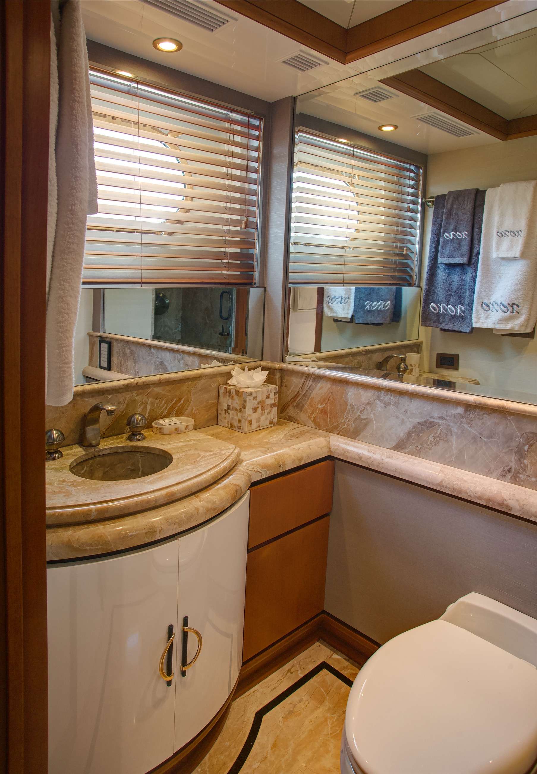 XOXO (118') Yacht Charter - Twin Guest Bathroom