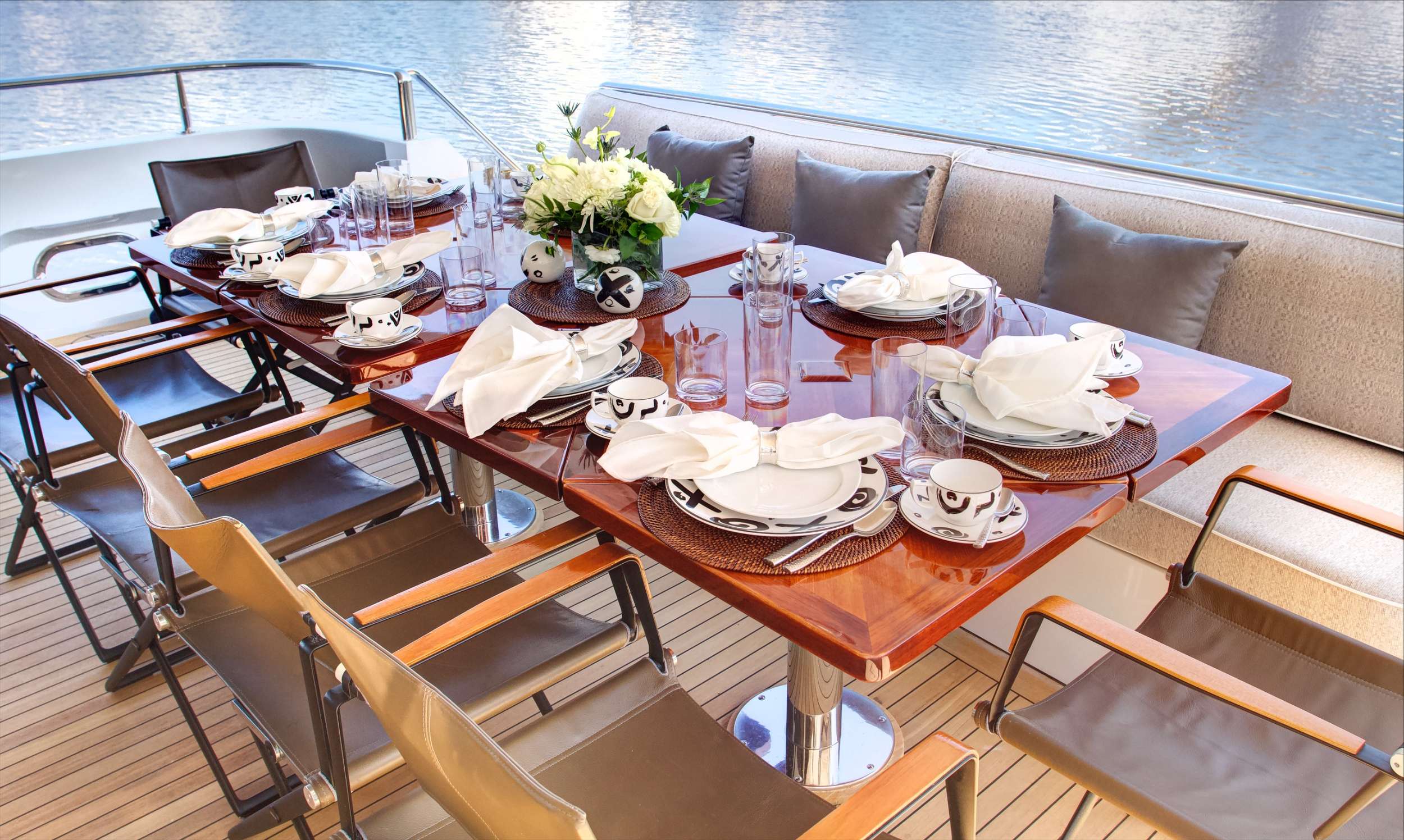 XOXO (118') Yacht Charter - Main Deck Dining