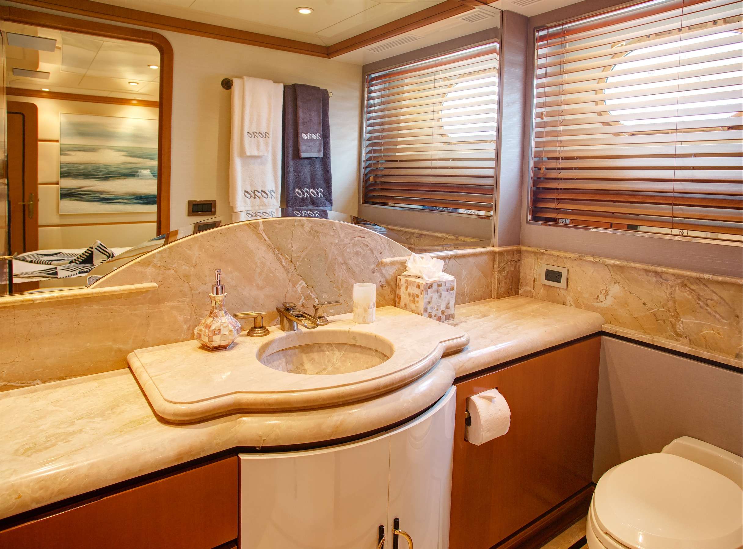 XOXO (118') Yacht Charter - Queen Guest Stateroom