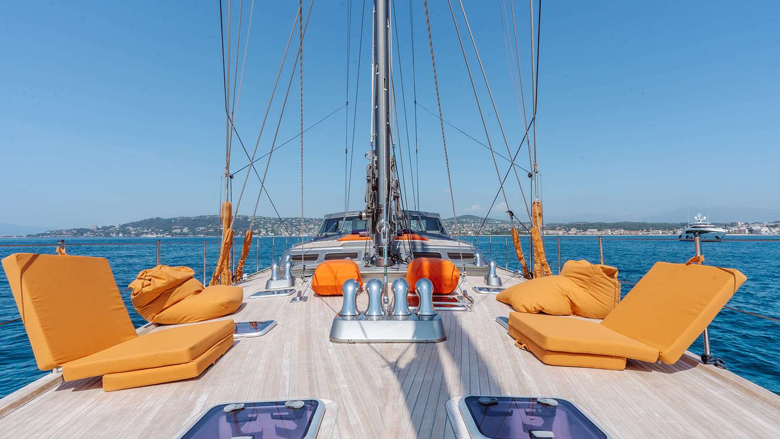 AFAET Yacht Charter - Foredeck area